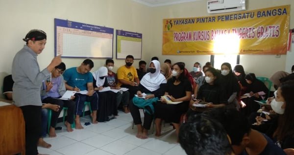 YP2B Gelar Kursus Bahasa Inggris Gratis untuk Masyarakat di Sukamaju Depok